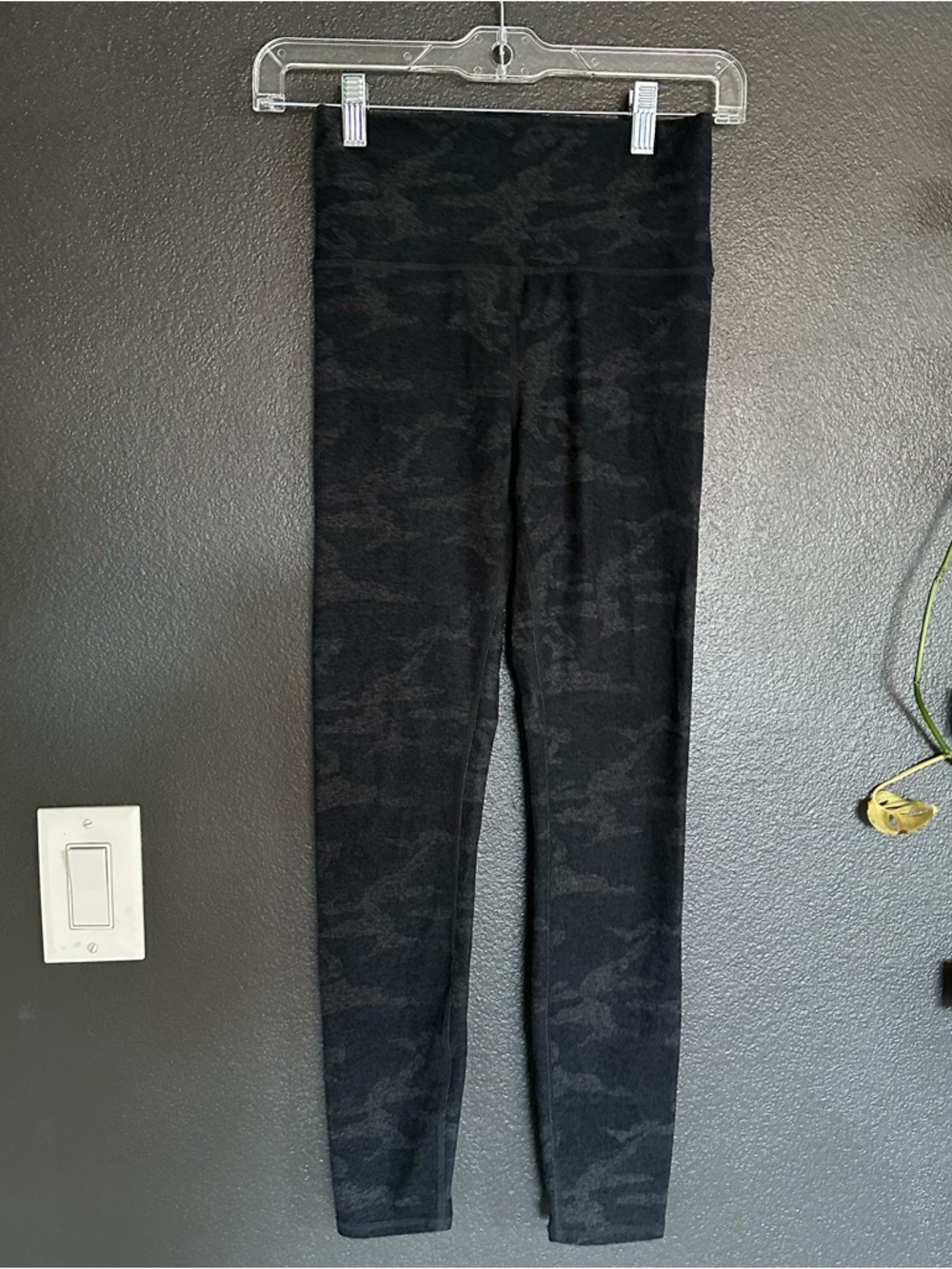 Vuori Black Camo Leggings Small High Rise Performance Yoga Pants Hidden Pocket